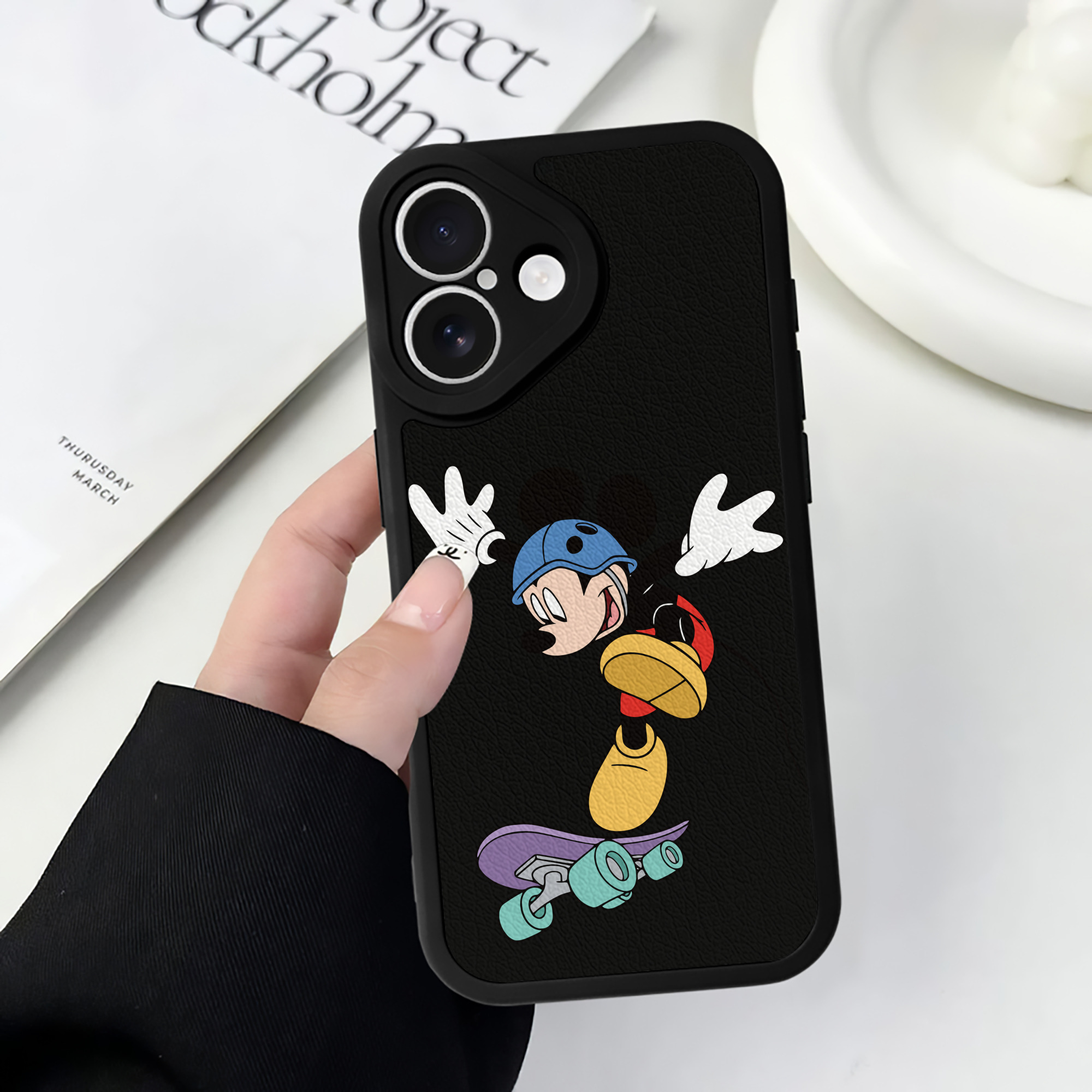 （画像用） ミッキーマウス Mickey Mouse 【iPhone 16シリーズ対応】シリコンスマホケース（レザー調） 材質：シリコン
